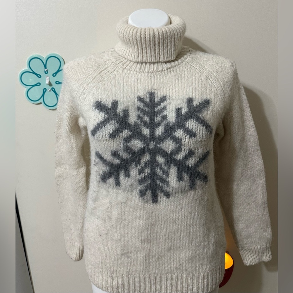 GAP size Large white wool sweater with grey/blue snowflake